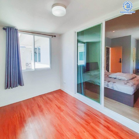 *****บ้านเดี่ยวมือสองย่านนนทบุรี ม.เพอร์เฟคเพลส รัตนาธิเบศร์ เฟส3 หลังมุม! เนื้อที่มากถึง 52.2 ตร.ว. ฟังก์ชัน 3 ห้องนอน 3 ห้องน้ำ 2 ที่จอดรถ บ้านพร้อมอยู่ ต่อเติมเต็มพื้นที่ หน้าบ้านเป็นสวน บนทำเลดี ใกล้เซ็นทรัลรัตนาธิเบศร์, ทางด่วน "งามวงศ์วาน" และรถไฟฟ้าสายสีม่วง "สถานีไทรม้า"